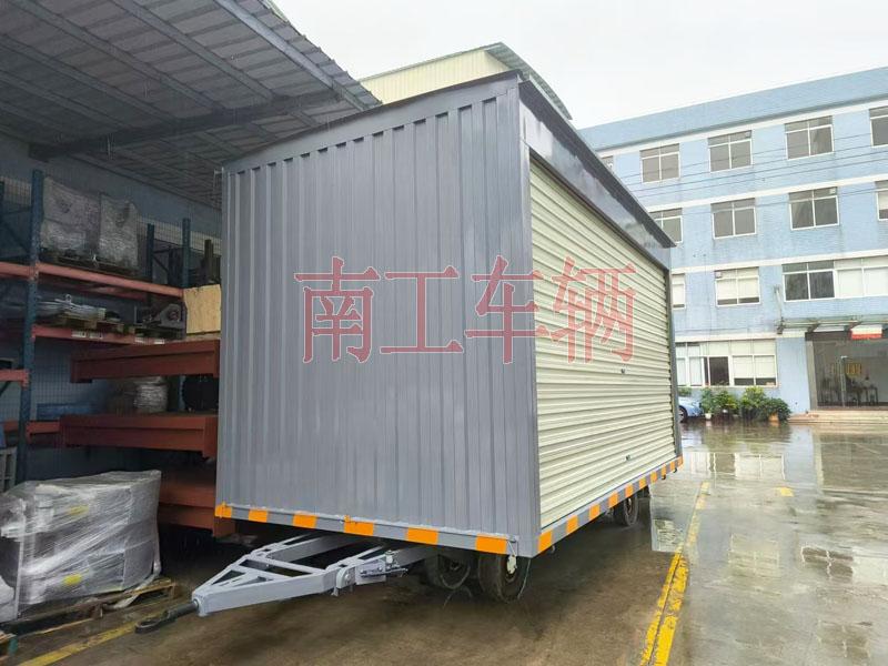 10吨箱式爱体育官方网站两侧带卷帘门 牵引雨篷拖车