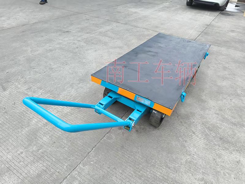 3吨小型爱体育官方网站 带橡胶垫工具车