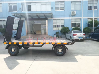 1679880198780252.jpg 3吨带爬梯工业牵引爱体育官方网站4I.jpg