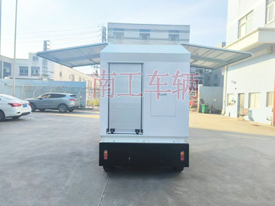2吨电动爱体育官方网站 飞翼箱式工具拖车I.jpg
