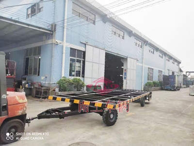 8吨无动力牵引骨架爱体育官方网站带护栏3I.jpg